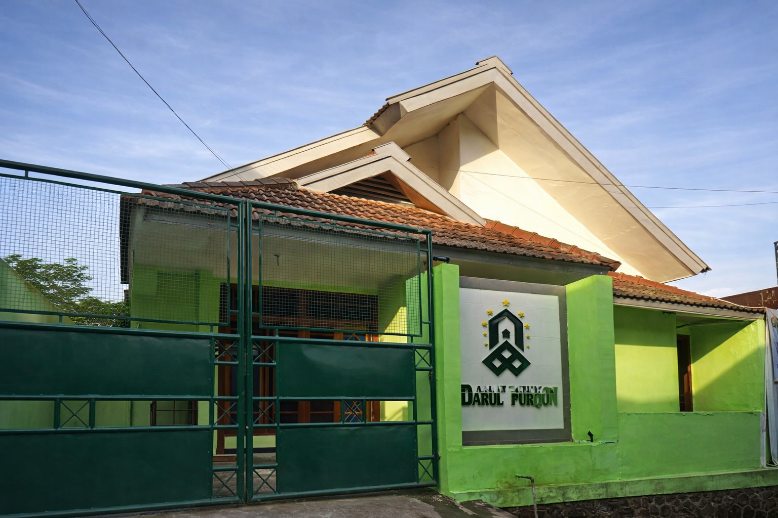 Gedung Pondok Pesantren Darul Furqon